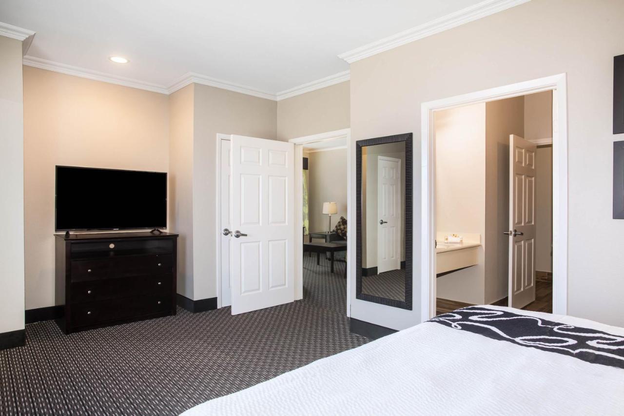 La Quinta By Wyndham Houston - Magnolia Hotel Exterior photo